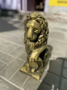 Фигура декоративная Лев крашенный